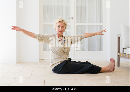 Reife Frau praktizieren Yoga Erdgeschoss Stockfoto