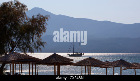 Sonnenschirme und Yacht, Psili Ammos, Samos, Ägäische Inseln, Griechenland Stockfoto