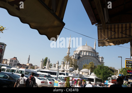 Geschäfte und Shopers auf dem großen Basar in Istanbul in der Türkei Stockfoto