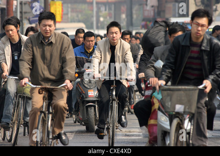 Shanghai, Radfahrer und Roller Fahrer Stockfoto