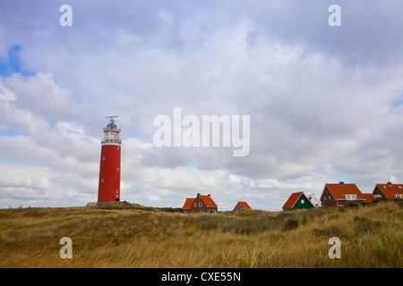 Roten Leuchtturm und Häuser auf der Insel Texel, Niederlande Stockfoto