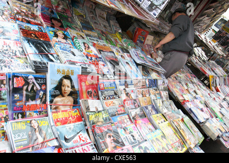 Shanghai, Lieferung von Zeitschriften an einem Kiosk Stockfoto