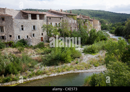 Flusses Orbieu und einem gekennzeichneten befestigten Dorf: Lagrasse, in den Corbières (Frankreich). Le Village de Lagrasse 11 et l'Orbieu. Stockfoto