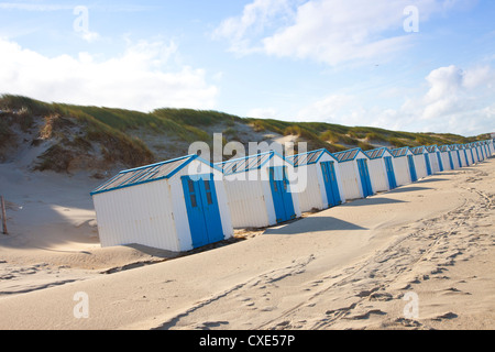 Holländische Häuschen am Strand in De Koog Texel, Niederlande Stockfoto