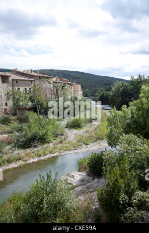 Flusses Orbieu und einem gekennzeichneten befestigten Dorf: Lagrasse, in den Corbières (Frankreich). Le Village de Lagrasse 11 et l'Orbieu. Stockfoto