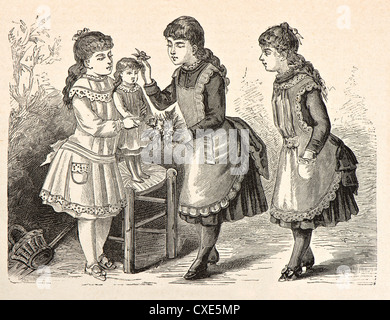 drei Mädchen mit einer Puppe spielt. Vintage gravierten Abbildung. "La Mode Illustree" 1885, Frankreich, Paris Stockfoto