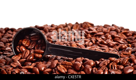 Kaffeebohnen und Messlöffel Stockfoto