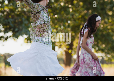 Junge Frauen, die im freien laufen Stockfoto