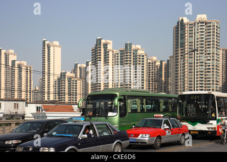 Shanghai, Wohnhochhaeuser auf einer Autobahn Stockfoto