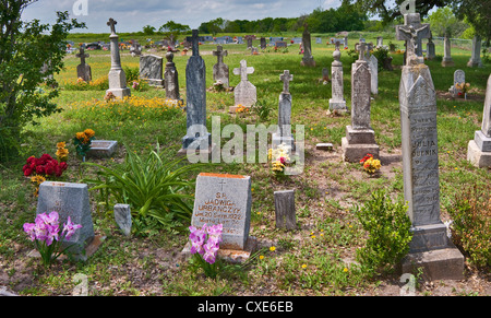 19. Jahrhundert Grabsteine mit polnischen Inschriften am Friedhof in Panna Maria, Texas, die älteste polnische Siedlung in den USA Stockfoto