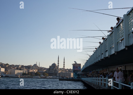 Galata-Brücke, voll mit Männer angeln, über den Bosporus in Istanbul in der Türkei. Stockfoto