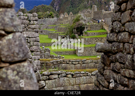 Inca Wand, Machu Picchu, Peru, Südamerika. Die verlorene Stadt der Inkas wurde von Hiram Bingham 1911 wiederentdeckt. Stockfoto