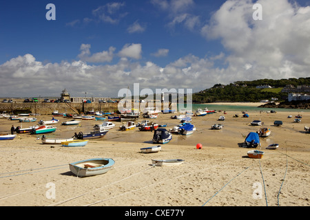 Boote im Hafen von St. Ives bei Ebbe, Cornwall, England Stockfoto