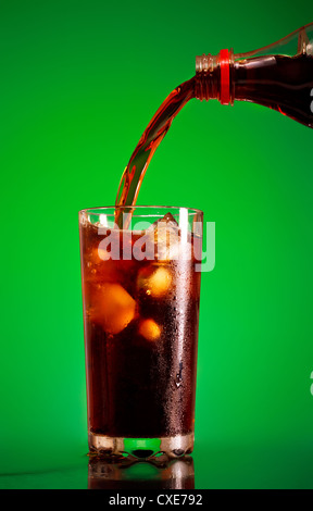 Strömenden Cola Stockfoto