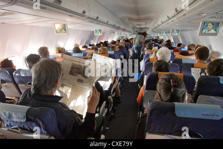 Berlin, Passagiere in einer Flugzeugkabine Stockfoto