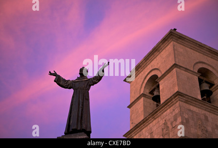 Statue des Heiligen Franziskus vor Iglesia de San Francisco bei Dämmerung, Arequipa, Peru, Südamerika Stockfoto