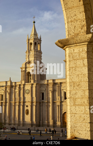 Partielle Bogen mit Blick auf die Kathedrale von Arequipa, Arequipa, Peru, Südamerika Stockfoto