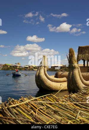 Aymara-Mädchen in einem Ruderboot, Uros Insel, Titicacasee, Peru, Südamerika Stockfoto