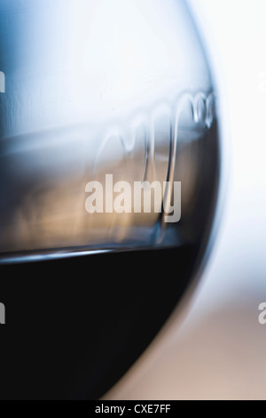 Weinen Tränen auf Glas Rotwein Stockfoto
