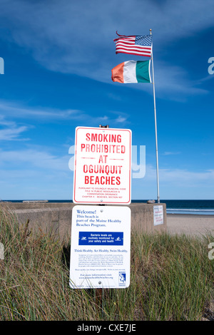 "Rauchen verboten" und 'Maine gesund Strände Program' Zeichen in Ogunquit Beach, Maine, USA. Stockfoto
