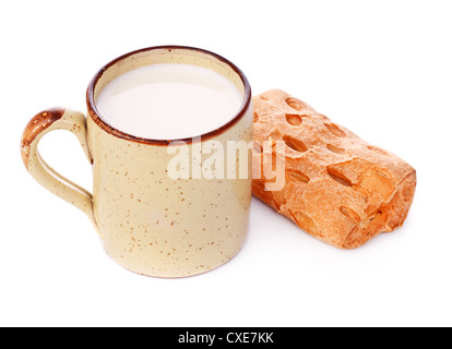 Knusprige Brötchen und Becher Milch Stockfoto