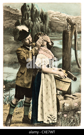 seltene antike deutsche Postkarte von 1907 zeigt lustige Flirt paar in typisch bayerischer Tracht Kleid Stockfoto