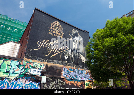 Wandmalerei und Graffiti an der Wand von Henri Henri, ein Geschäft mit Hüte seit 1932 in Montréal, Québec, Kanada. Stockfoto