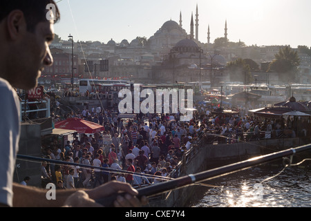 Massen neben den Bosporus mit Moschee im Hintergrund, in Istanbul in der Türkei Stockfoto