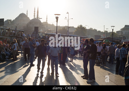 Massen neben den Bosporus mit Moschee im Hintergrund, in Istanbul in der Türkei Stockfoto