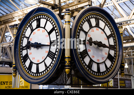 Angehaltenen Uhr – bekannt als ein Ort der Begegnung / Wahrzeichen – in der Bahnhofshalle / ticket Hall an der Waterloo Station. London UK. Stockfoto