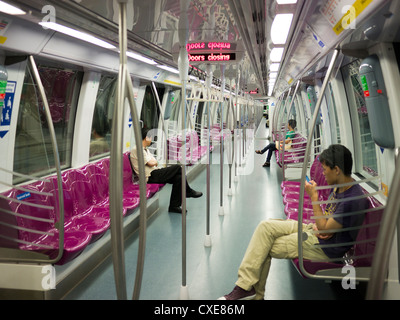 Mass Rapid Transit (MRT) Interieur des Beförderungsvertrages, Singapur Stockfoto