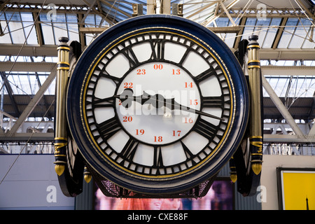 Angehaltenen Uhr – bekannt als ein Ort der Begegnung / Wahrzeichen – in der Bahnhofshalle / ticket Hall an der Waterloo Station. London UK. Stockfoto