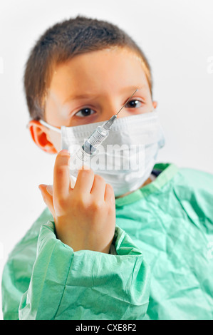 Junge in Uniform, die Injektion zu geben Stockfoto