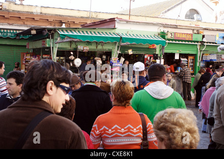 Cadiz, Straßenszene vor der Markthalle Stockfoto