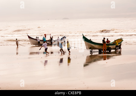 Lokale Fischer bei Matinhos, Bundesstaat Paraná, Süd-Brasilien. Stockfoto