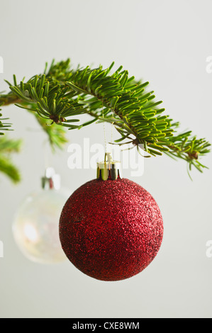 Weihnachtskugeln von Weihnachtsbaum hängen Stockfoto