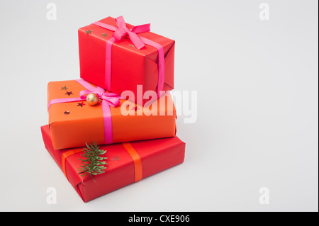 Festlich verpackt Weihnachtsgeschenke Stockfoto