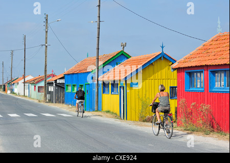 Bunte Hütten von Austern Farms bei la Baudissière in der Nähe von Dolus / Saint-Pierre-d 'Oléron, Ile d' Oléron, Charente-Maritime, Frankreich Stockfoto