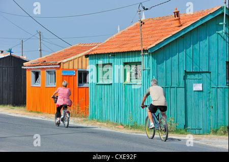 Bunte Hütten von Austern Farms bei la Baudissière in der Nähe von Dolus / Saint-Pierre-d 'Oléron, Ile d' Oléron, Charente-Maritime, Frankreich Stockfoto