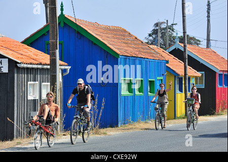 Bunte Hütten von Austern Farms bei la Baudissière in der Nähe von Dolus / Saint-Pierre-d 'Oléron, Ile d' Oléron, Charente-Maritime, Frankreich Stockfoto