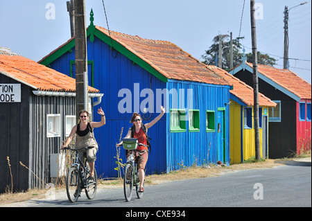 Bunte Hütten von Austern Farms bei la Baudissière in der Nähe von Dolus / Saint-Pierre-d 'Oléron, Ile d' Oléron, Charente-Maritime, Frankreich Stockfoto