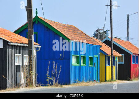 Bunte Kabinen der oyster Farm in la Baudissière in der Nähe von Dolus / Saint-Pierre-d 'Oléron, Ile d' Oléron, Charente-Maritime, Frankreich Stockfoto