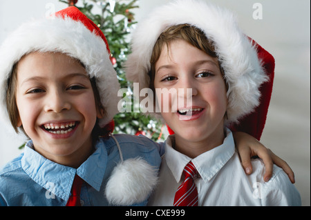Jungen tragen Santa Hüte, Porträt Stockfoto