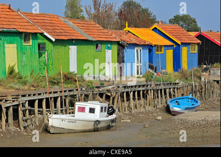 Bunte Kabinen der Austernzüchter im Hafen von Le Château-d 'Oléron auf der Insel Ile d' Oléron, Charente-Maritime, Frankreich Stockfoto