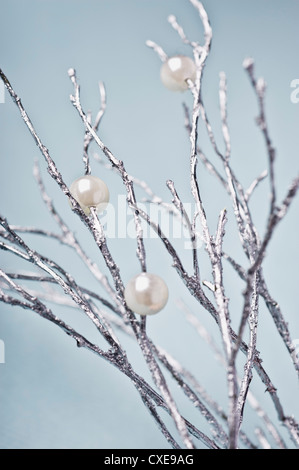 Silberne Zweige mit Perle Dekorationen Stockfoto