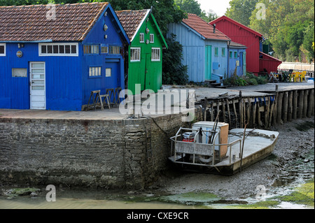 Bunte Kabinen der Austernzüchter im Hafen von Le Château-d 'Oléron auf der Insel Ile d' Oléron, Charente-Maritime, Frankreich Stockfoto