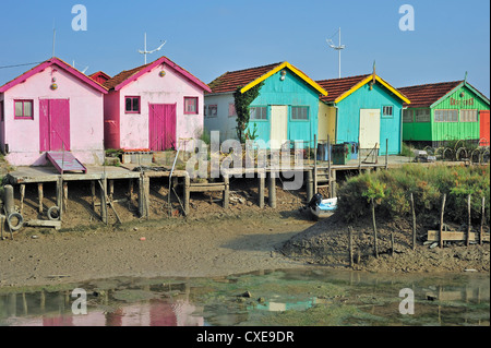 Bunte Kabinen der Austernzüchter im Hafen von Le Château-d 'Oléron auf der Insel Ile d' Oléron, Charente-Maritime, Frankreich Stockfoto