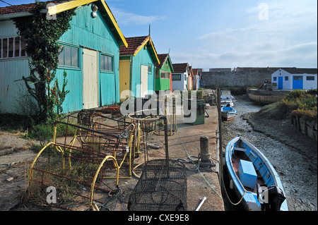 Hummer, fallen und Kabinen der Austernzüchter im Hafen bei Le Château-d 'Oléron, Ile d' Oléron, Charente-Maritime, Frankreich Stockfoto