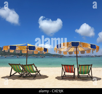 Bunten Sonnenschirmen und Liegestühlen Stockfoto