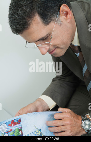 Reifer Mann Lesung Comic-Buch Stockfoto